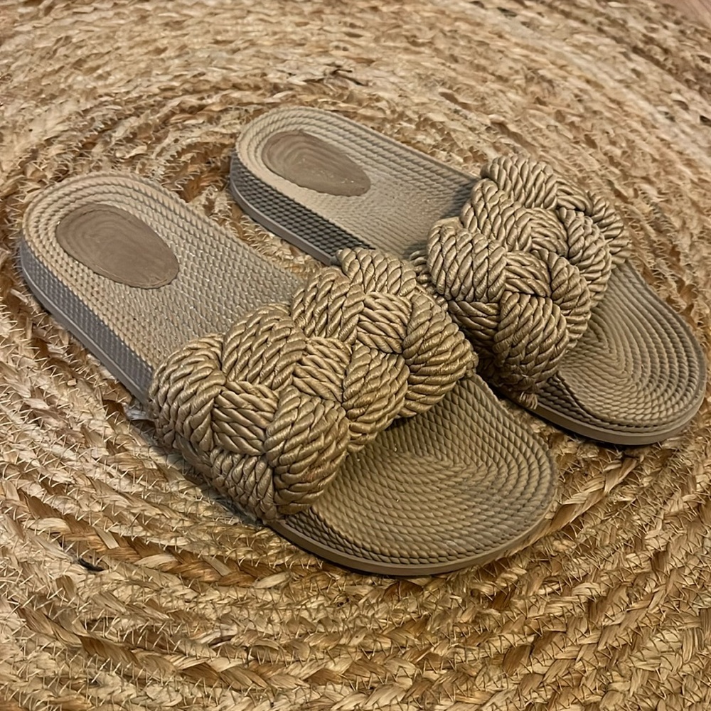 Forever21 beach slides : women’s size 6.5